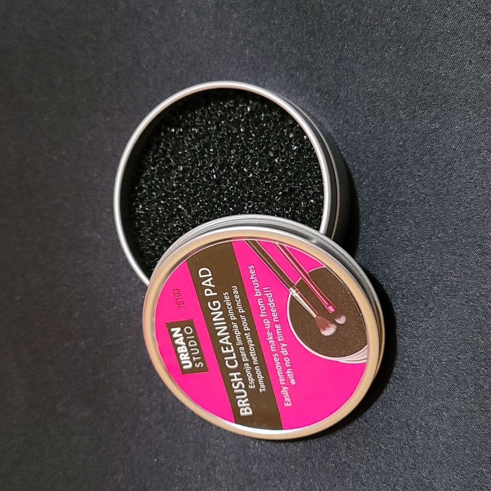 Brush cleaning pad
